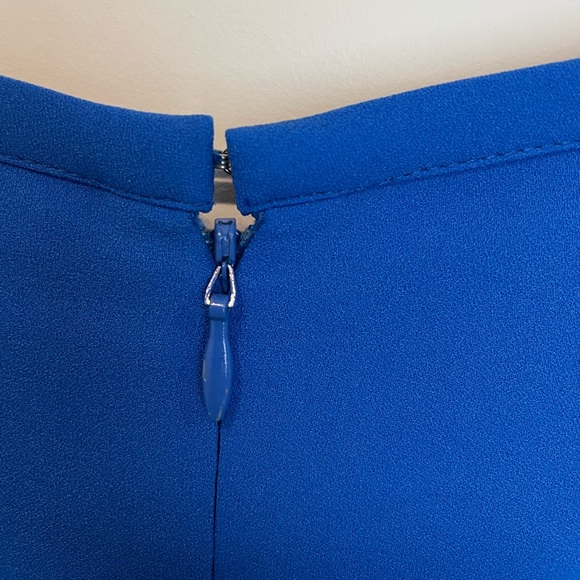 Gianni Bini shift dress with cutout detail at neck. - Picture 4 of 6